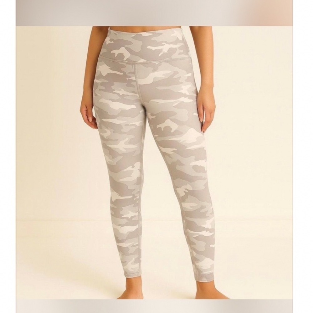 Athleta Elation Camo 7/8 Tight Gray White Camouflage Leggings -‎ Medium